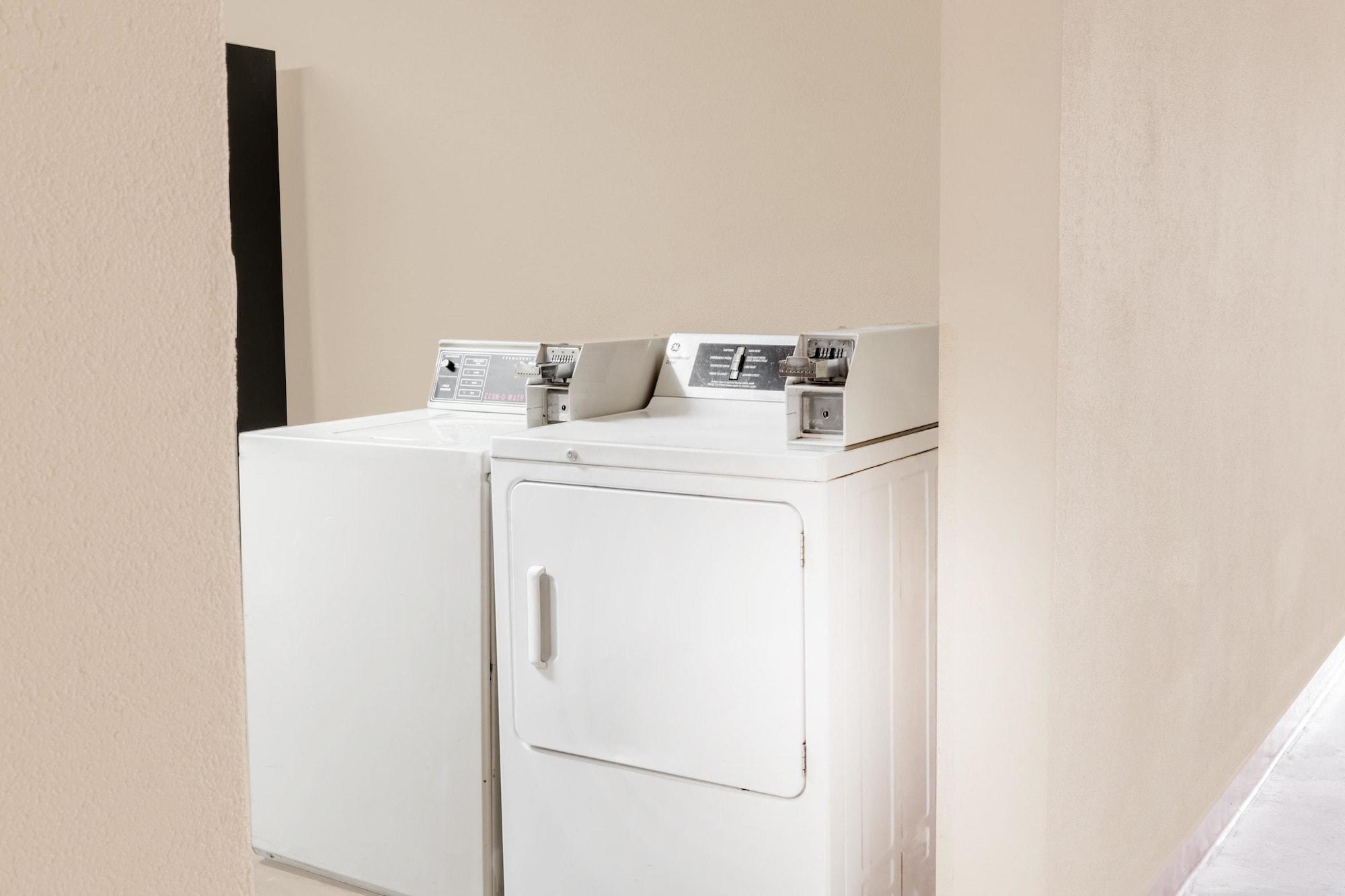 Super 8 By Wyndham Madison/Ridgeland Area Hotel Ngoại thất bức ảnh